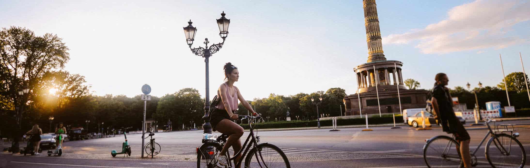 iStock_1414981179 Personen auf dem Fahrrad auf der Straße