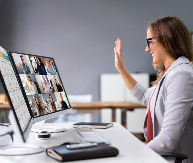 Frau in Online-Videokonferenz